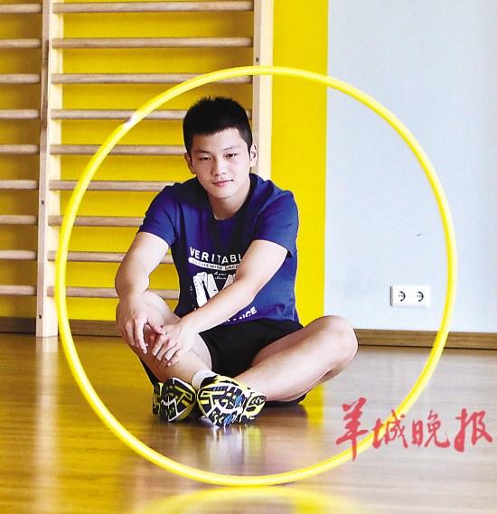 小胖樊振东最爱吃虾饺 找女粉丝喜爱不时合影