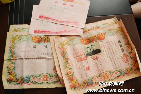 自上世纪50年代新中国《婚姻法》颁布至今,结婚证的样式已经变化很多