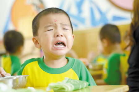 入园第一天 幼儿园里听取哇声一片