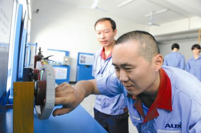 鄞企首建安全生产体感中心 体验20余种事故模