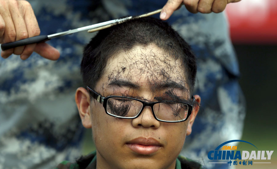 浙江杭州:<em>男生发</em>长不合格 教官执剪剃平头-<em>男生</em>
