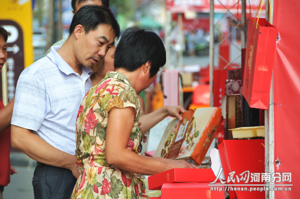 中秋节临近 郑州高档月饼销售收官之战遇冷