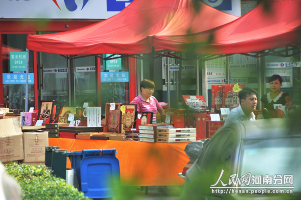 中秋节临近 郑州高档月饼销售收官之战遇冷