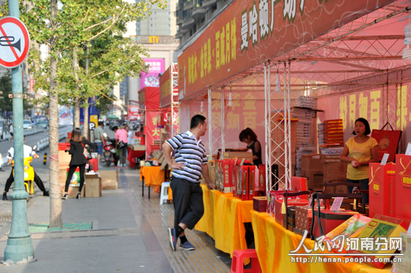 中秋节临近 郑州高档月饼销售收官之战遇冷