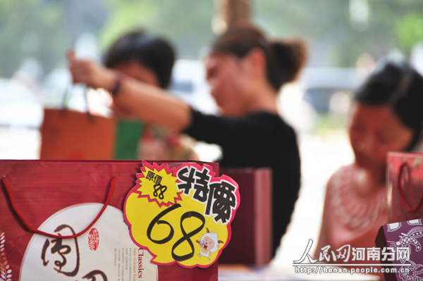 中秋节临近 郑州高档月饼销售收官之战遇冷