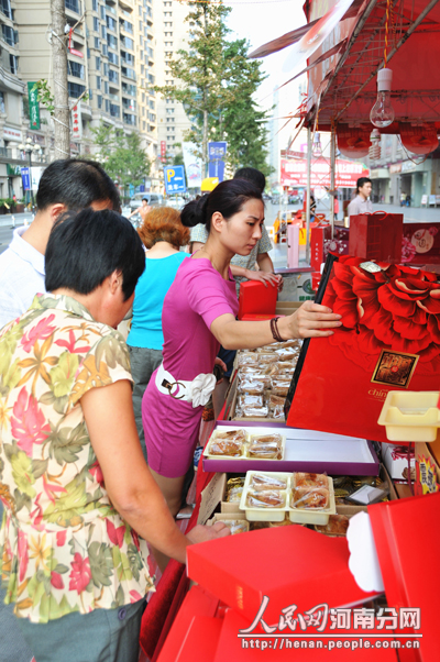 中秋节临近 郑州高档月饼销售收官之战遇冷