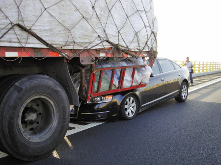 小轿车追尾一辆大货车 高速路上被拖行数百米