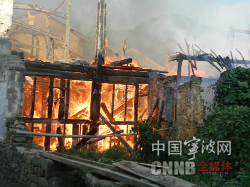 救援现场 中国宁波网9月27日讯(记者 周维强 通讯员 翁宜春)今天6时57分,宁海消防大队西店中队接到报警,称位于宁海县深甽镇大里村212号的一老房子发生火灾。西店中队立即出动两辆消防车12名消防官兵赶赴现场救援。 当消防队员赶到现场时,发现起火房子为木质结构的四合院,已经坍塌。
