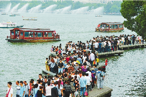 昨天西湖景区人气史上最旺,单日客流量首破10