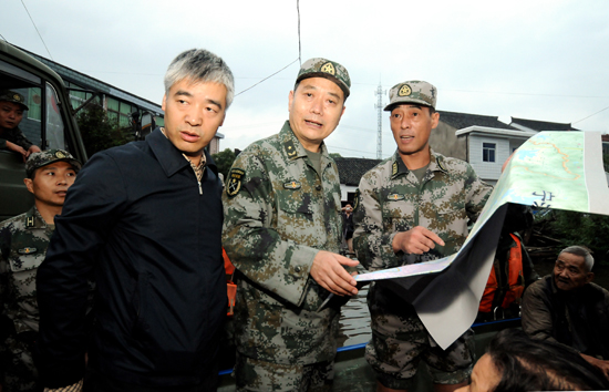 王新海在江北指导抗台救灾慰问部队官兵-抢险