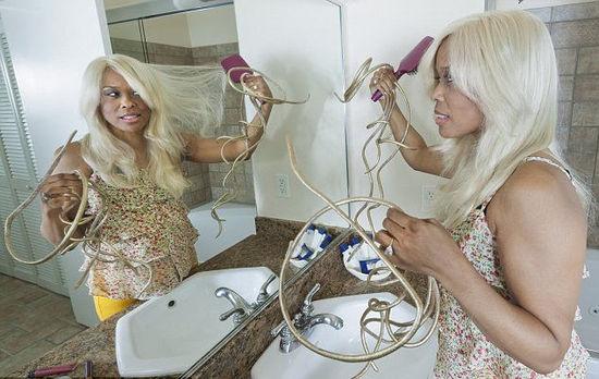 美国女子20年养护出6米世界最长的<em>指甲</em>-张牙舞