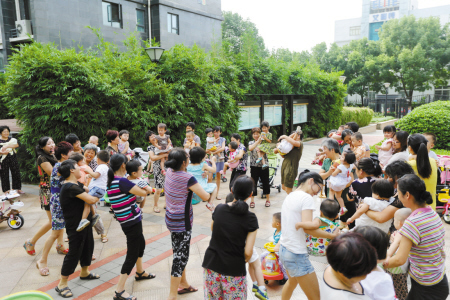 九五花园小区挺温馨 孩子过生日邻居欢聚做游