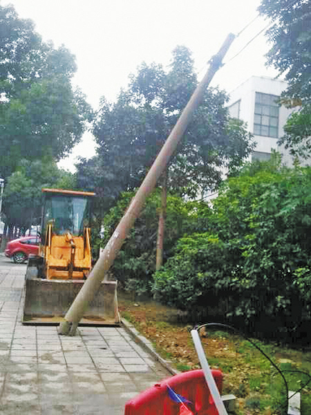 断裂破损电线脱落 宁波马路问题电线杆不少