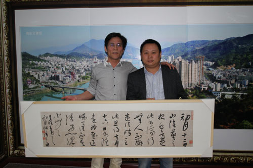 宁波晨宏建设有限公司总经理满意地拍下了宁波青年书法家陆爱国的