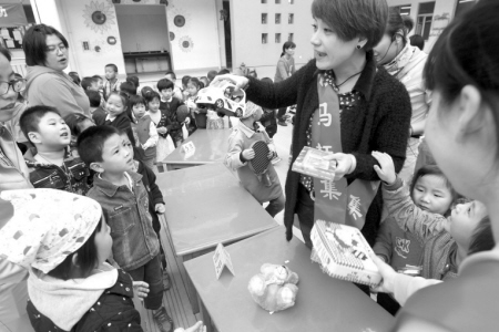 妈妈赶集走进东吴镇中心幼儿园 让孩子体验购