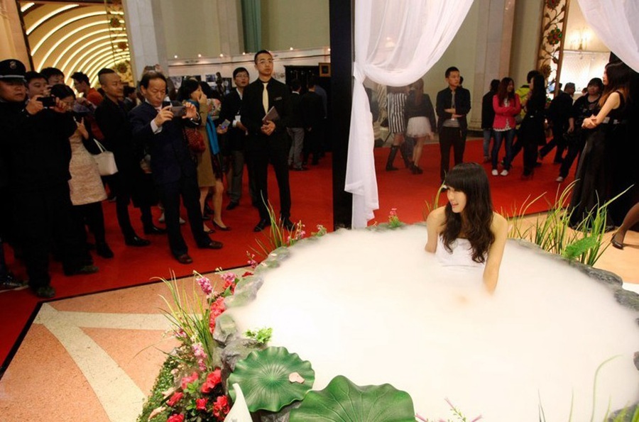 女大学生上厕所被偷拍可疑男子教室外玩相机-