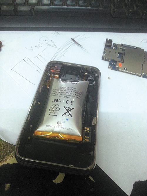 慈溪一市民的手机充了一夜电 电池膨胀成气袋