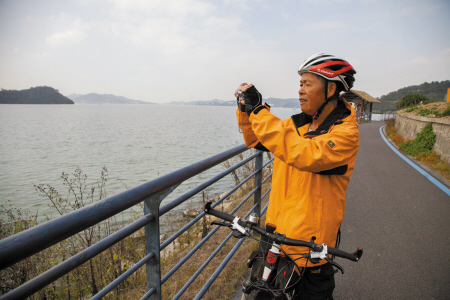 一辆山地车 一本地图 七旬老人沿海万里独自骑