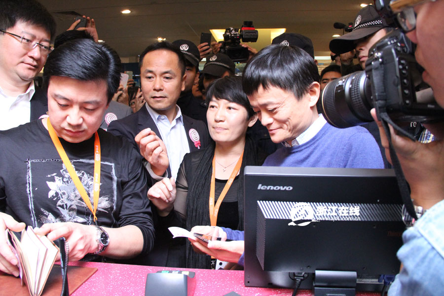 银泰15周年大庆马云凑热闹 现场体验支付宝钱