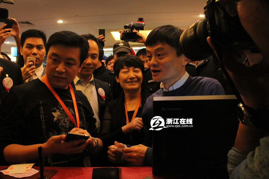 银泰15周年大庆马云凑热闹 现场体验支付宝钱