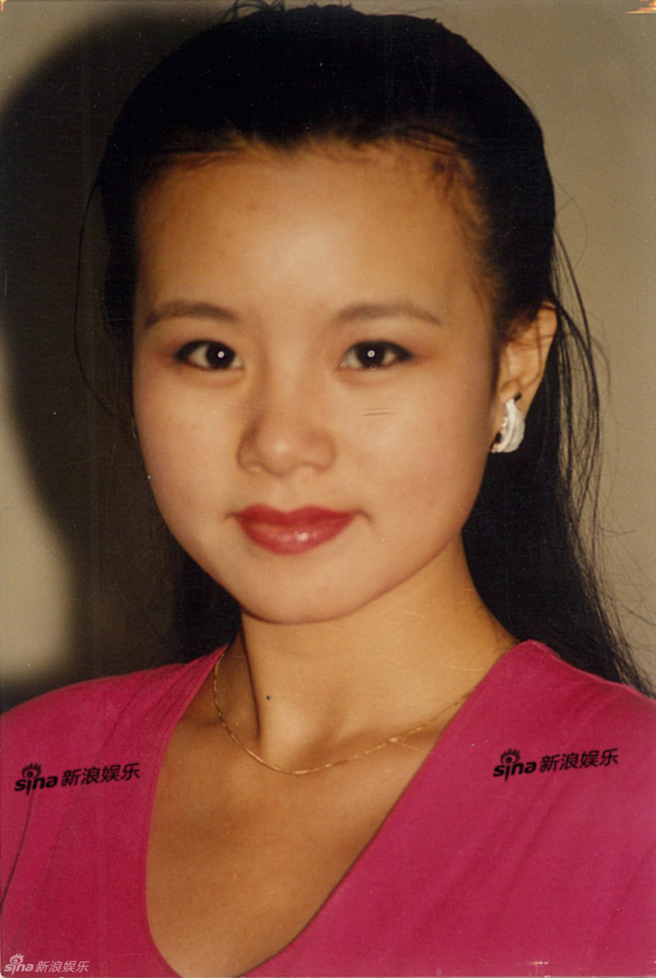 龚琳娜早年清纯照长发及腰与彭丽媛合影-清纯