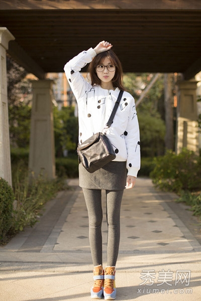 <em>冬季</em>服饰搭配 配长裤or<em>裙装</em>都OK-<em>运动鞋</em>,连衣