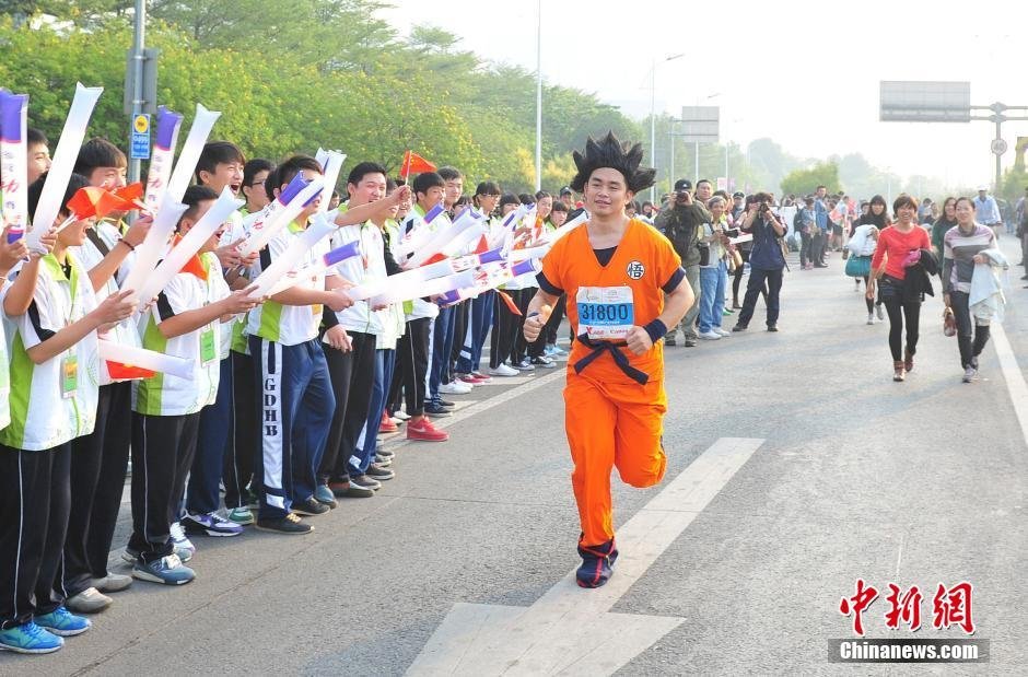 广州马拉松“济公”“蝙蝠侠”齐上阵-广州,选手,比赛,中新社,增添了-中国宁波网-新闻中心