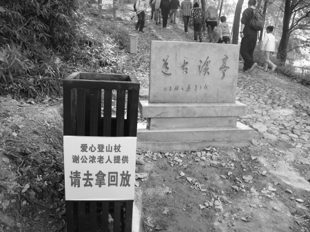 老人自制登山杖供“驴友”使用