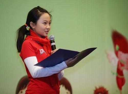 林妙可戴红领巾演讲:我要用感恩的心回馈社会