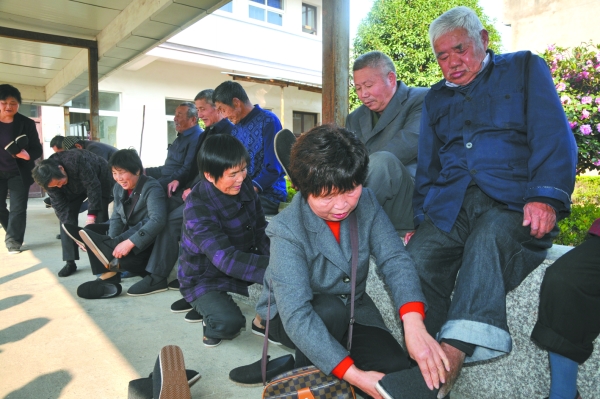 社区5位热心人爱心棉鞋送3年