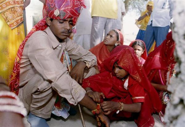 老婆 印度/这里举行的是一场奇异的婚礼，新娘都是未成年的少女，她们描眉...