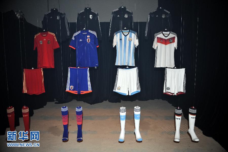 2014巴西世界杯官方用球布拉祖卡在香港亮相