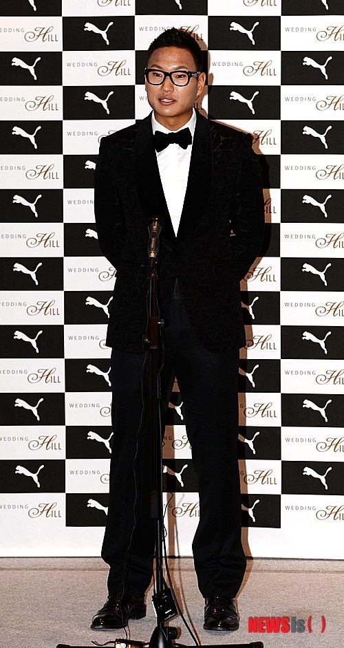 郑大世召开婚礼发布会人民鲁尼黑框变型男