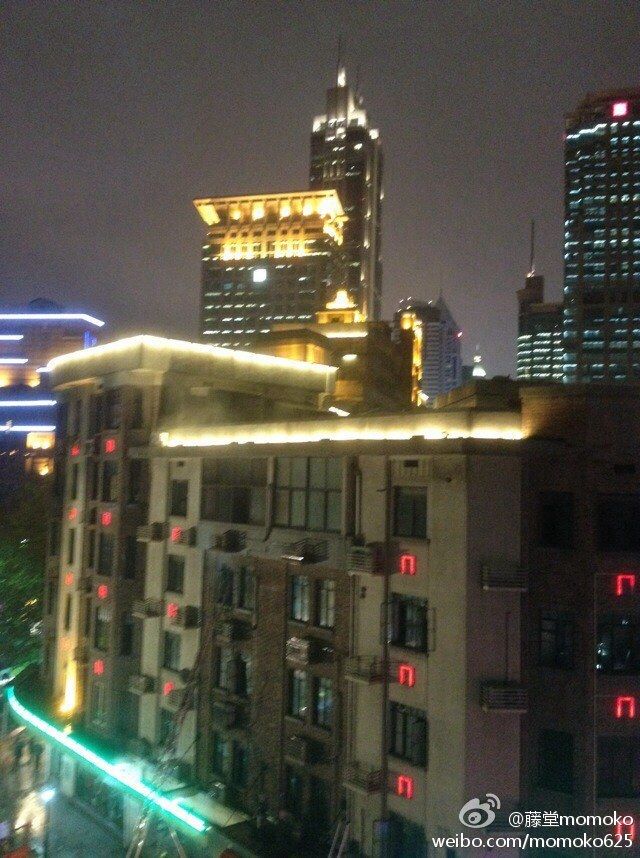 上海一商店顶楼起火 有人跳楼
