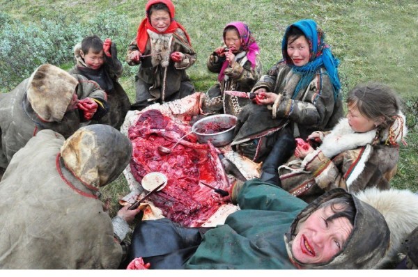 <em>韩国人生</em>吞章鱼!搓揉使其晕倒后送入口中-韩国