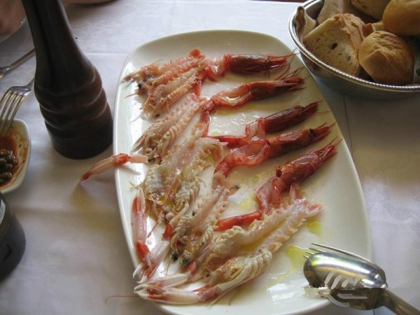 <em>韩国人生</em>吞章鱼!搓揉使其晕倒后送入口中-韩国