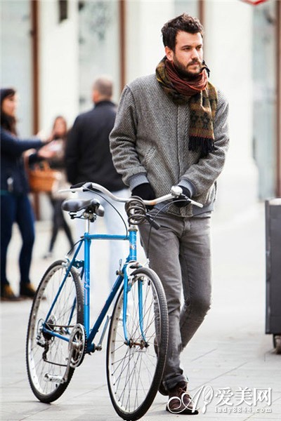 男士围巾的各种围法(组图)-套头毛衣,灰白色,西