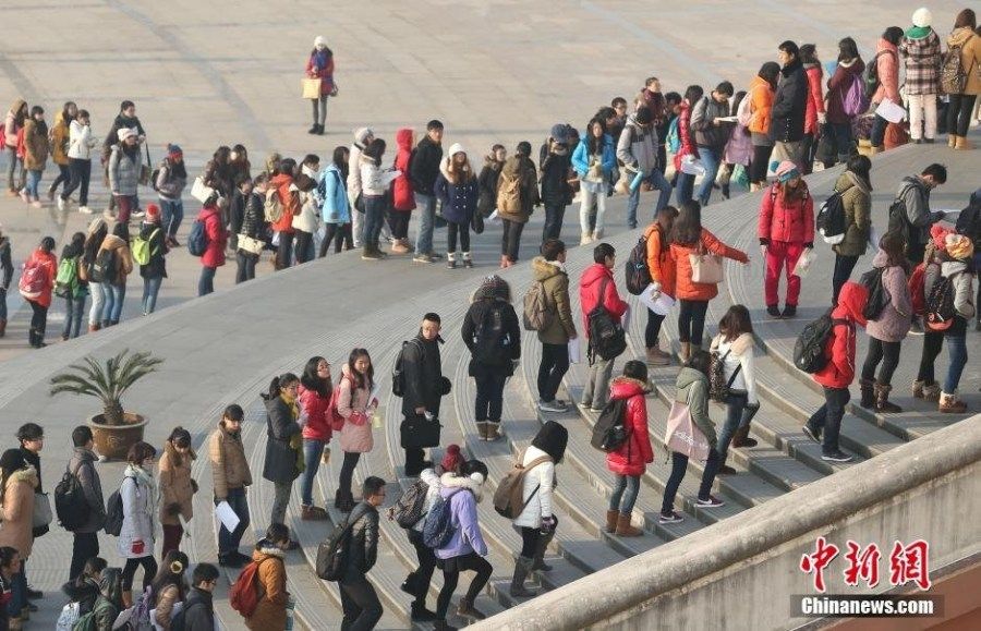 南京大学生排队上图书馆 场面堪比春运-南京大