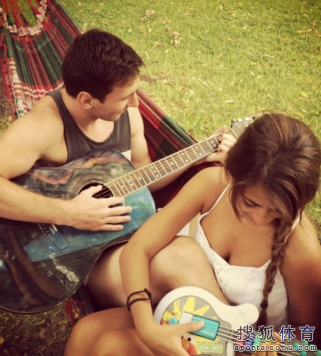 梅西携女友弹吉他贺新年 C罗同女友秀恩爱-梅
