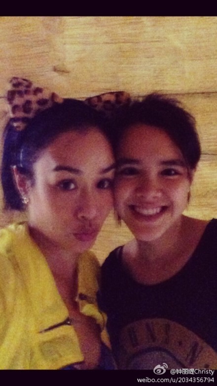 钟丽缇为女儿庆生 <em>亲密</em>合影似<em>姐妹</em>--中国宁波网