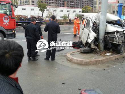 快讯:萧山宁围镇一面包车撞电线杆致2死4伤