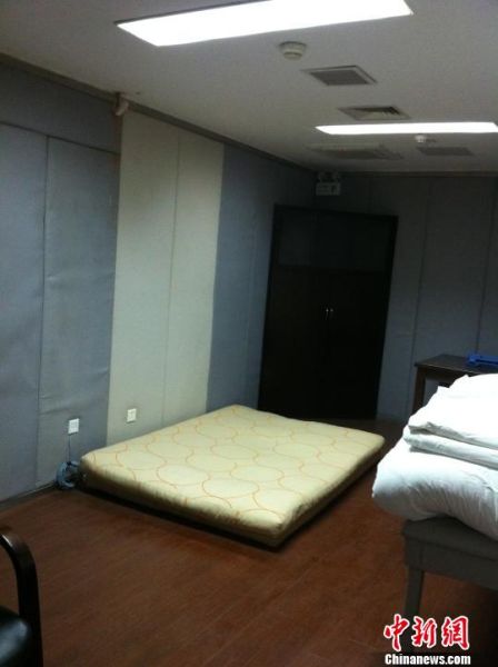 南京检察院办案基地探秘:墙壁软包 家具无棱角