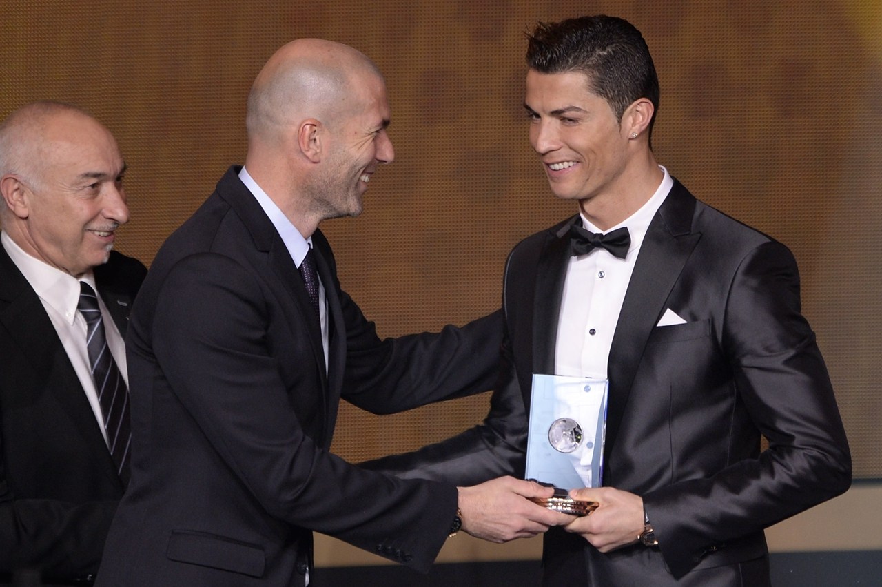C罗获2013FIFA金球奖 领奖台落泪梅西祝贺-fi