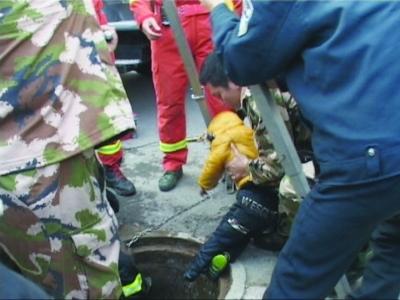 南京3岁男童坠入窨井溺亡 居民称井盖被人为打开