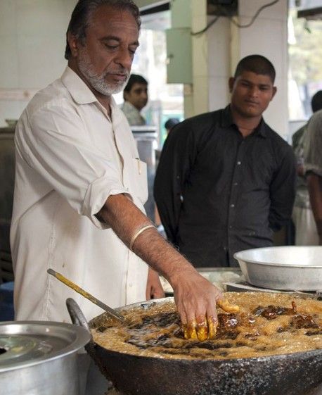 印度厨师200度高温油锅中徒手炸鱼-高温,油锅