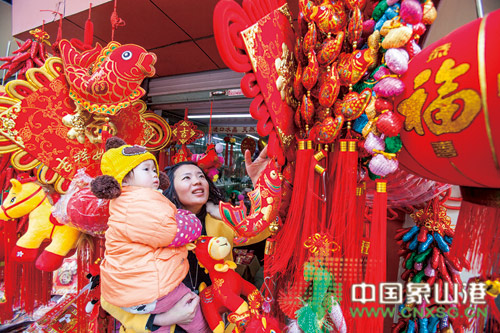 春节饰品“红”市场