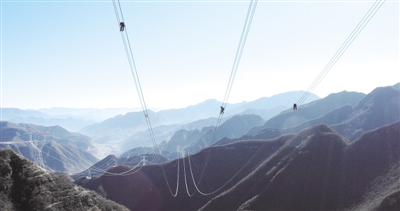 守护光明的电力巡检工