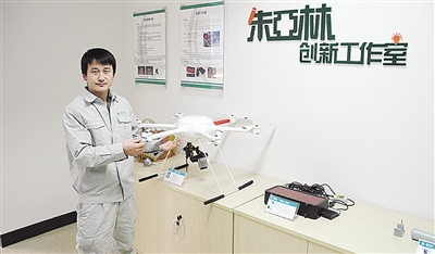 守护光明的电力巡检工