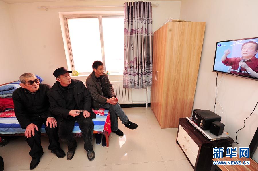 1月26日,银川市大新镇上前城村老年公寓护理员在为王西燕老人梳头。