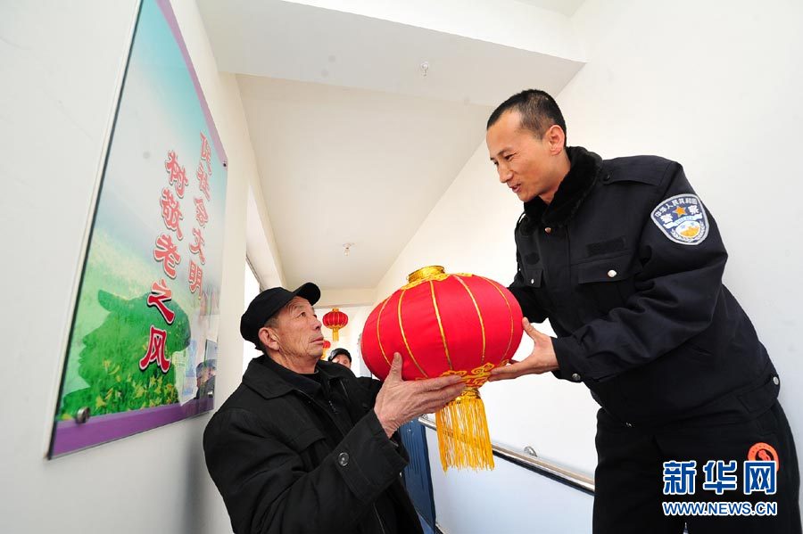 1月26日,银川市大新镇上前城村老年公寓护理员在为王西燕老人梳头。